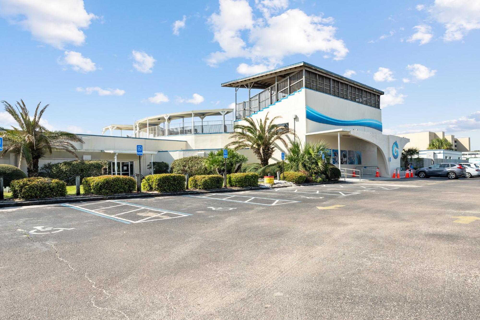 Seaglass - Oceanfront With Expansive Balcony Apartment