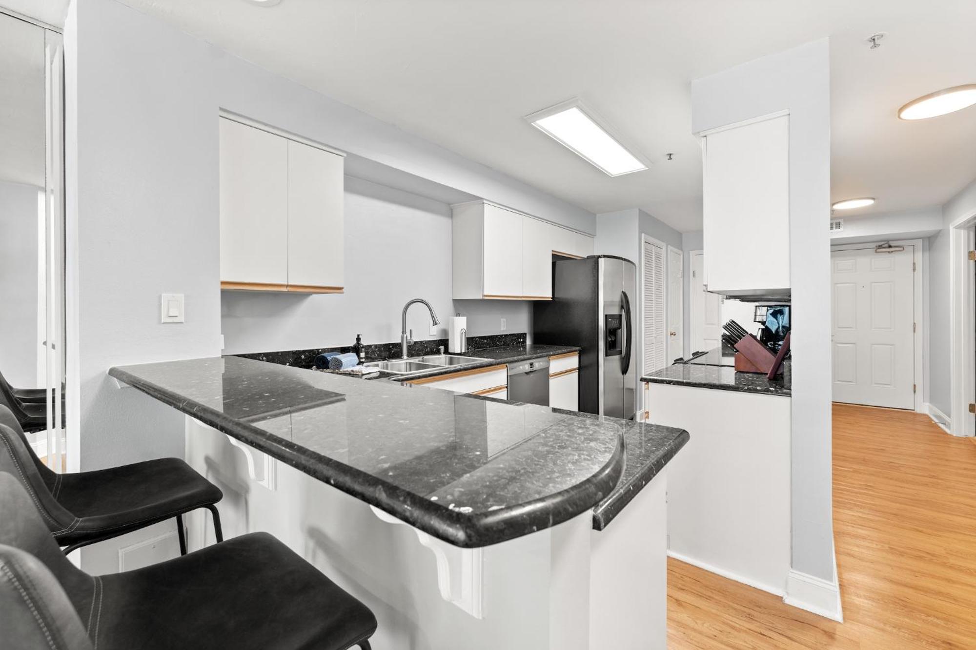 Seaglass - Oceanfront With Expansive Balcony Apartment *